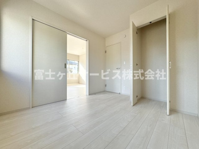 【洋室】 | 藤枝市藤岡3丁目 7期 新築一戸建て 1号棟 | リビングの隣にある洋室です