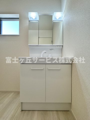 【独立洗面台】 | 藤枝市藤岡3丁目 7期 新築一戸建て 1号棟 | 朝の身支度に便利な独立洗面台です