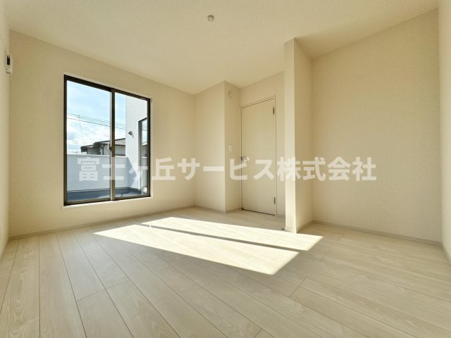 【洋室】 | 藤枝市藤岡3丁目 7期 新築一戸建て 1号棟 | バルコニーに面した洋室です
