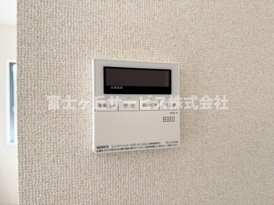 【発電・温水設備】 | 藤枝市藤岡3丁目 7期 新築一戸建て 1号棟 | リビングからも操作ができて便利です
