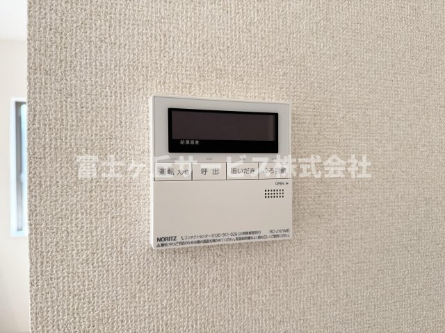 【発電・温水設備】 | 藤枝市藤岡3丁目 7期 新築一戸建て 1号棟 | リビングからも操作ができて便利です