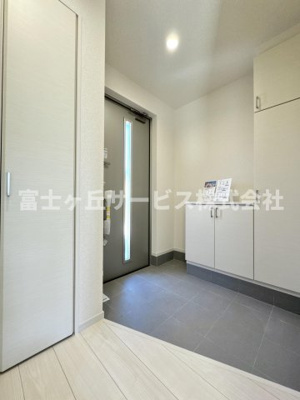 【玄関】 | 藤枝市藤岡3丁目 7期 新築一戸建て 1号棟 | 収納もある玄関です