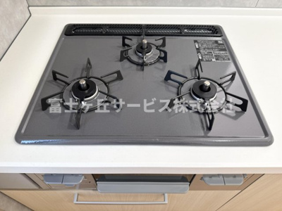 【その他】 | 藤枝市藤岡3丁目 7期 新築一戸建て 2号棟 | 3口コンロがあります