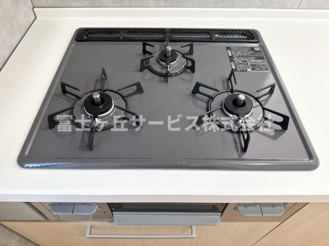 【その他】 | 藤枝市藤岡3丁目 7期 新築一戸建て 2号棟 | 3口コンロがあります