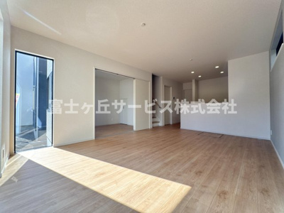 【居間・リビング】 | 藤枝市藤岡3丁目 7期 新築一戸建て 2号棟 | リビングダイニングです