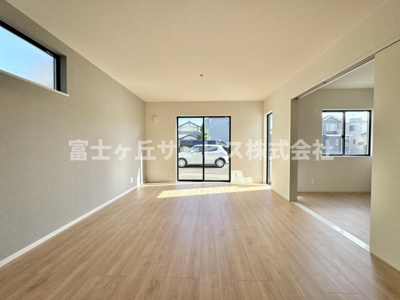 【居間・リビング】 | 藤枝市藤岡3丁目 7期 新築一戸建て 2号棟 | リビングです