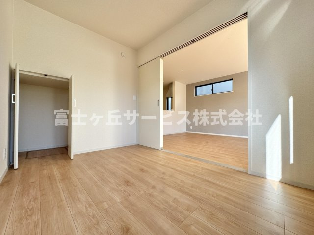 【洋室】 | 藤枝市藤岡3丁目 7期 新築一戸建て 2号棟 | リビングの隣にある洋室です
