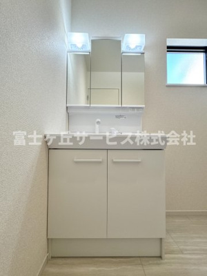 【独立洗面台】 | 藤枝市藤岡3丁目 7期 新築一戸建て 2号棟 | 朝の身支度に便利な独立洗面台です