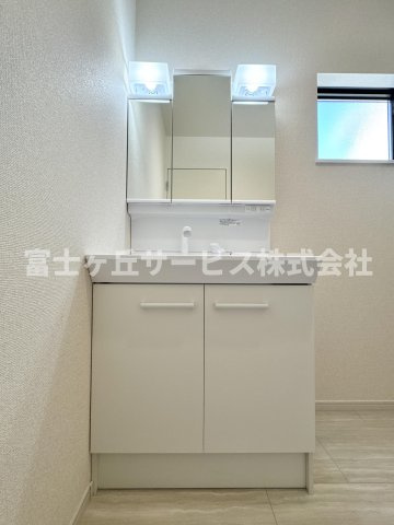 【独立洗面台】 | 藤枝市藤岡3丁目 7期 新築一戸建て 2号棟 | 朝の身支度に便利な独立洗面台です