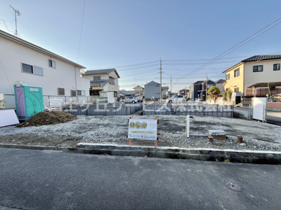【外観】 | 藤枝市藤岡3丁目 7期 新築一戸建て 2号棟 | 現在建築中の外観画像です。ご内覧は同じメーカーの完成物件へご案内いたしますので、いつでもご相談ください！