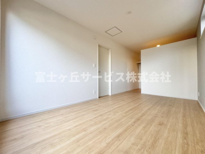 【寝室】 | 藤枝市藤岡3丁目 7期 新築一戸建て 2号棟 | 落ち着いて過ごせる寝室です