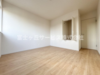 【洋室】 | 藤枝市藤岡3丁目 7期 新築一戸建て 2号棟 | バルコニーに面した洋室です