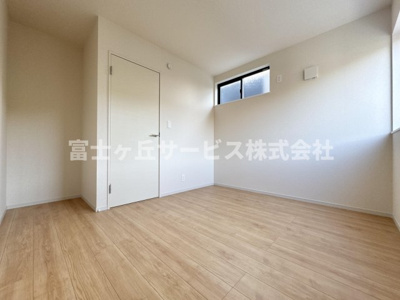 【子供部屋】 | 藤枝市藤岡3丁目 7期 新築一戸建て 2号棟 | 子供部屋としても使える洋室です