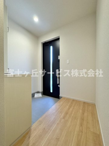【玄関】 | 藤枝市藤岡3丁目 7期 新築一戸建て 2号棟 | 収納もある玄関です