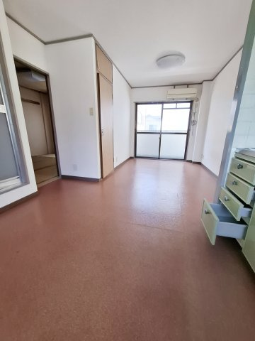 ハイツ南甲子園の居間・リビング