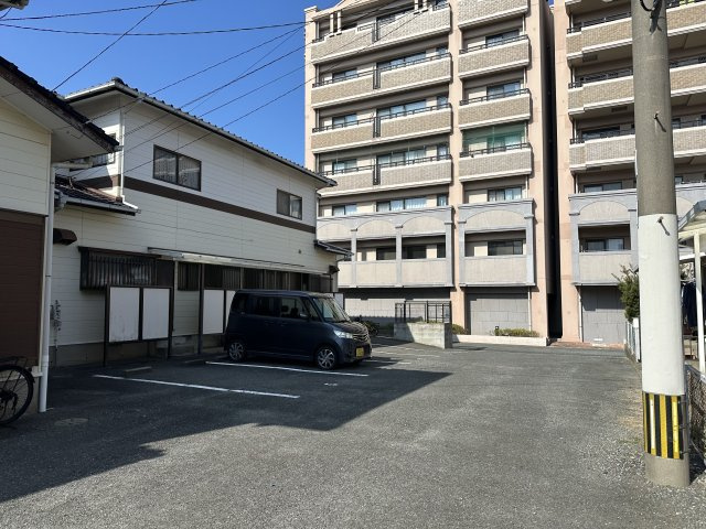 メゾンラプラースの駐車場