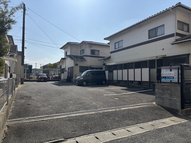 メゾンラプラースの駐車場