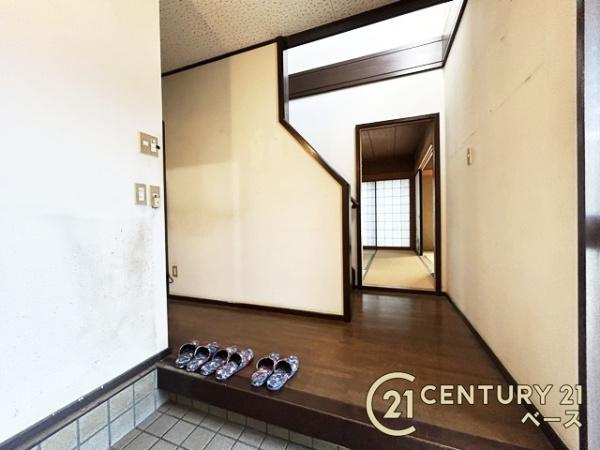 北葛城郡広陵町馬見中２丁目の中古一戸建の玄関|■現地撮影写真■明るく開放的な玄関が家族やお客様を迎えてくれます！