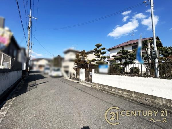 北葛城郡広陵町馬見中２丁目の中古一戸建の前面道路含む現地写真|■現地撮影写真■前面道路の幅員は約６ｍとお車の出し入れもラクラク！