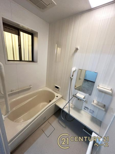 北葛城郡広陵町馬見中２丁目の中古一戸建の浴室|■現地撮影写真■ゆったり１坪サイズ！足を伸ばしての入浴は疲れも癒してくれます！