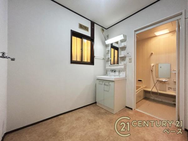 北葛城郡広陵町馬見中２丁目の中古一戸建の独立洗面台|■現地撮影写真■清潔感のある広々とした洗面スペースです！