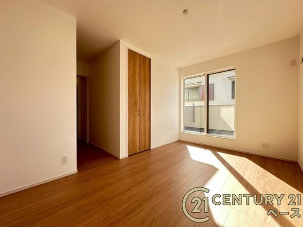 ファーストタウン九条町 １号棟 ／新築一戸建の寝室|■現地撮影写真■開放感のある広々した主寝室！他に洋室が２部屋ございます！