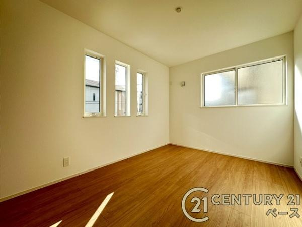 ファーストタウン九条町 １号棟 ／新築一戸建の洋室|■現地撮影写真■日当たりのよい明るい雰囲気の洋室です！