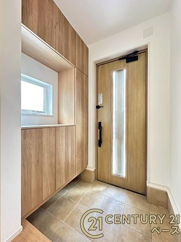 ファーストタウン九条町 １号棟 ／新築一戸建の玄関|■現地撮影写真■すっきりとした明るい玄関が家族やお客様を迎えてくれます！