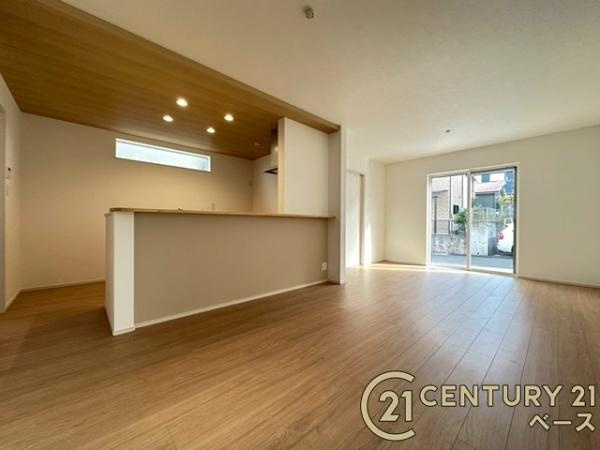 ファーストタウン九条町 １号棟 ／新築一戸建の居間・リビング|■現地撮影写真■家計と環境に優しい、断熱性・保温性に優れたペアガラスを使用しています！