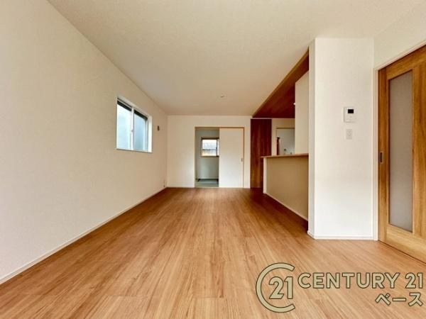 ファーストタウン九条町 １号棟 ／新築一戸建の居間・リビング|■現地撮影写真■隣接する和室と行き来ができる家族団欒も快適なリビングです！