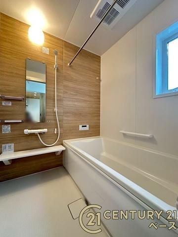 ファーストタウン九条町 １号棟 ／新築一戸建の浴室|■現地撮影写真■浴室暖房乾燥機を完備！ゆったりした浴槽での入浴は疲れも癒してくれます！
