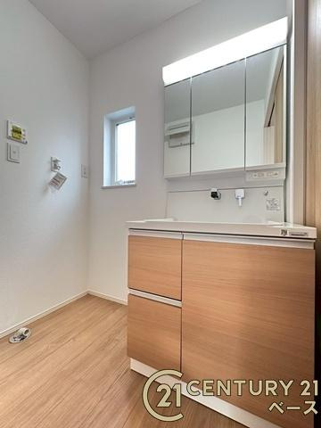 ファーストタウン九条町 １号棟 ／新築一戸建の独立洗面台|■現地撮影写真■三面鏡タイプのミラーキャビネット！収納スペースも豊富です！