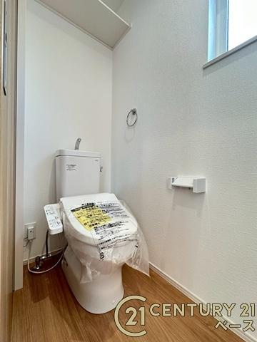 ファーストタウン九条町 １号棟 ／新築一戸建のトイレ|■現地撮影写真■１・２階ともに清潔感ある綺麗なお手洗を完備！