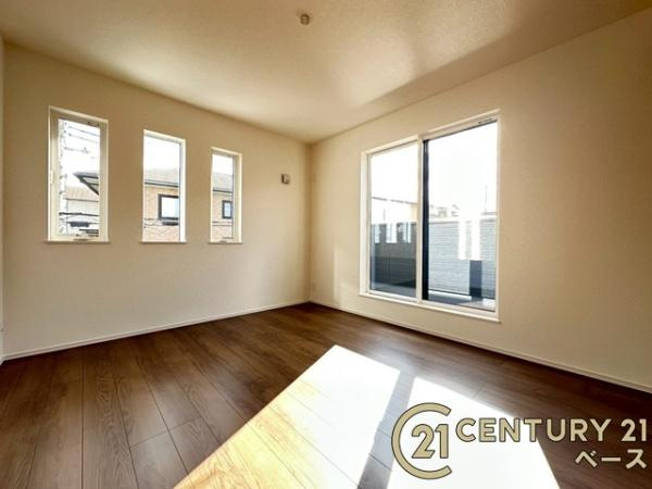 ファーストタウン九条町 ２号棟 ／新築一戸建の寝室|■現地撮影写真■開放感のある広々した主寝室！他に洋室が２部屋ございます！