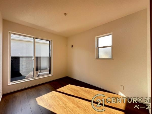 ファーストタウン九条町 ２号棟 ／新築一戸建の洋室|■現地撮影写真■日当たりのよい明るい雰囲気の洋室です！