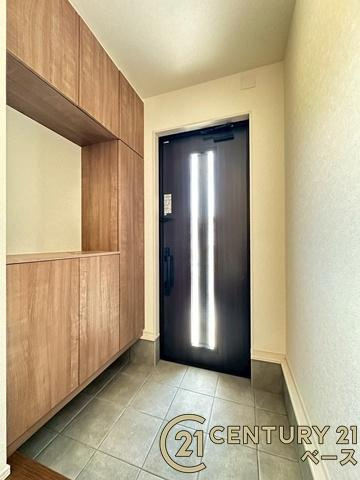 ファーストタウン九条町 ２号棟 ／新築一戸建の玄関|■現地撮影写真■すっきりとした明るい玄関が家族やお客様を迎えてくれます！