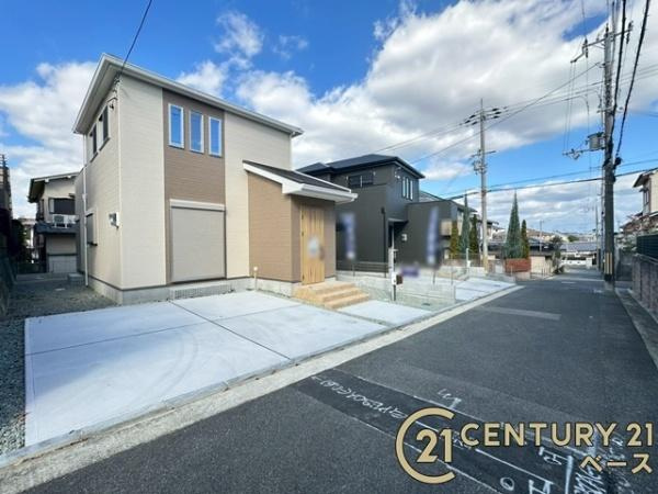 ファーストタウン九条町 ２号棟 ／新築一戸建の前面道路含む現地写真|■現地撮影写真■敷地と道路の高低差が少なく駐車もスムーズです！