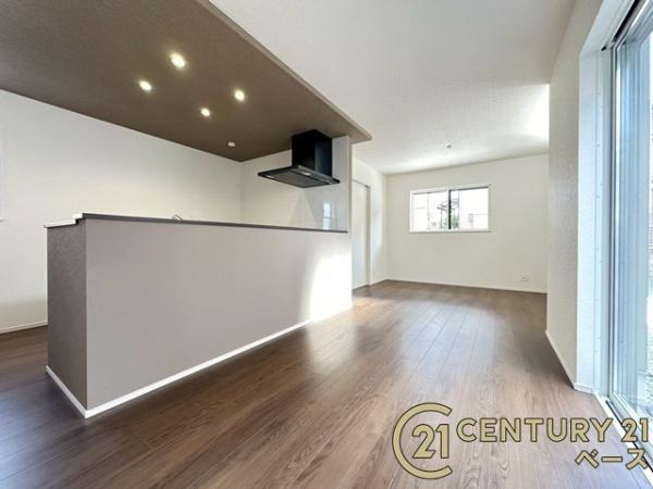 ファーストタウン九条町 ２号棟 ／新築一戸建の居間・リビング|■現地撮影写真■家計と環境に優しい、断熱性・保温性に優れたペアガラスを使用しています！