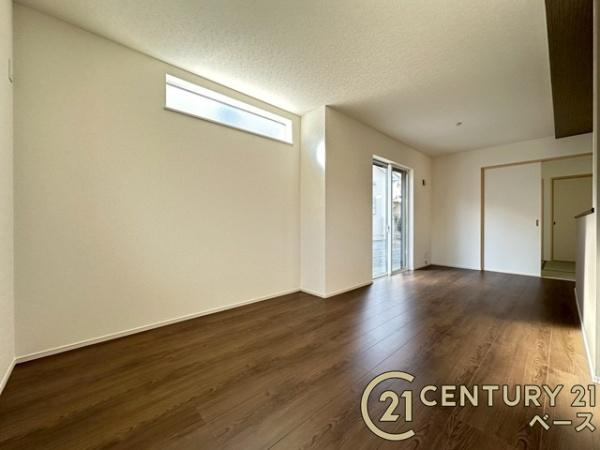 ファーストタウン九条町 ２号棟 ／新築一戸建の居間・リビング|■現地撮影写真■隣接する和室と行き来ができる家族団欒も快適なリビングです！