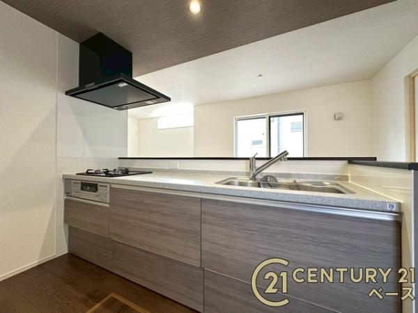 ファーストタウン九条町 ２号棟 ／新築一戸建のキッチン|■現地撮影写真■広々キッチンで快適お料理！便利な収納スペースも完備！