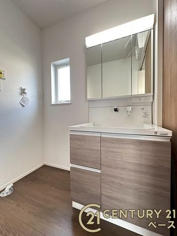 ファーストタウン九条町 ２号棟 ／新築一戸建の独立洗面台|■現地撮影写真■三面鏡タイプのミラーキャビネット！収納スペースも豊富です！