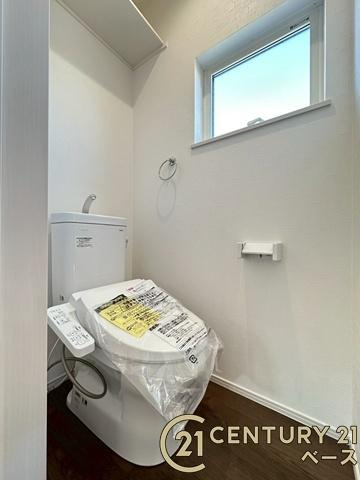 ファーストタウン九条町 ２号棟 ／新築一戸建のトイレ|■現地撮影写真■１・２階ともに清潔感ある綺麗なお手洗を完備！
