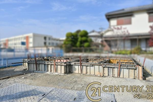 大和郡山市新木町の新築一戸建の駐車場|■現地撮影写真■駐車スペース２台分完備！