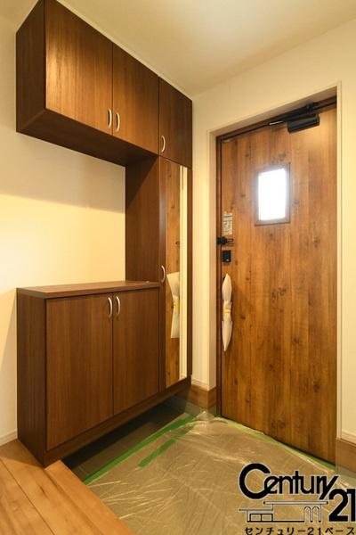 大和郡山市新木町の新築一戸建の内観：施工例|■玄関には大容量シューズボックスを完備！■