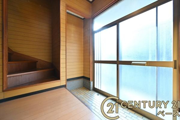 大和高田市出　一戸建の玄関|■現地撮影写真■広くて明るい玄関！！