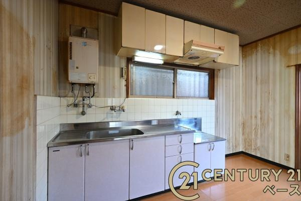 大和高田市出　一戸建のキッチン|■現地撮影写真■広々キッチンで快適お料理！便利な収納スペースも完備！