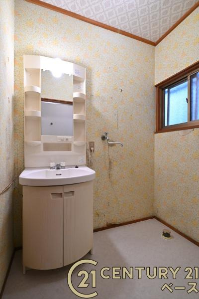 大和高田市出　一戸建の独立洗面台|■現地撮影写真■清潔感のある広々とした洗面スペースです！