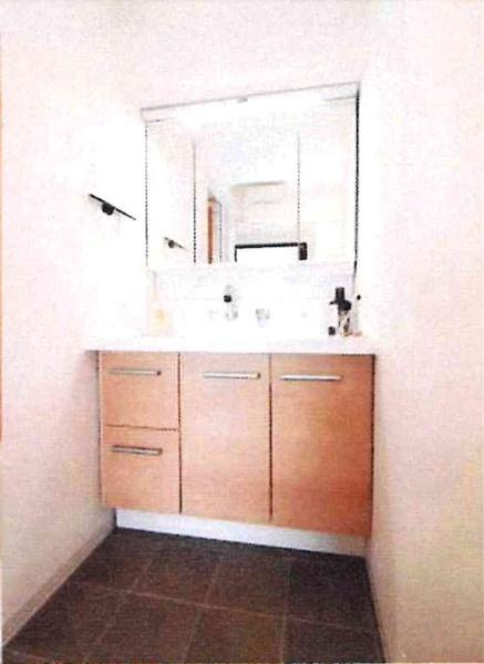 ガーデンヒルズ東大友の独立洗面台|鏡・コンセント・収納を装備した洗面台！