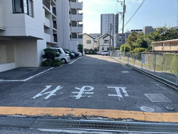 シャルマンコーポ戸崎の駐車場
