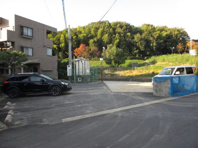ノーブル参番館の駐車場